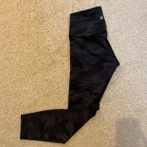 Lululemon Wunder Train 25”, size 8, black camo